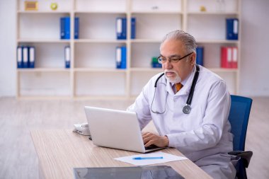 Teletıp konseptinde yaşlı bir doktor.