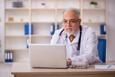 Teletıp konseptinde yaşlı bir doktor.