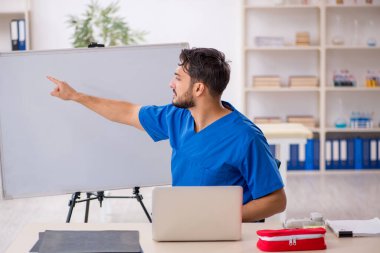 Klinikte çalışan genç bir doktor.