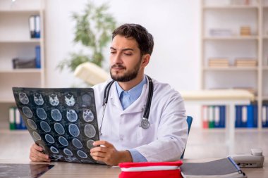 Klinikte çalışan genç bir radyolog.