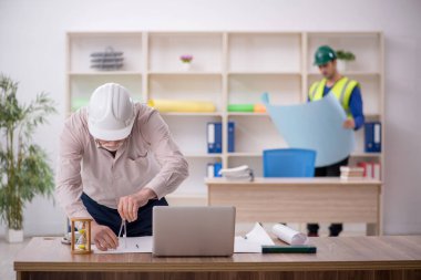 İki mimar proje üzerinde çalışıyor.