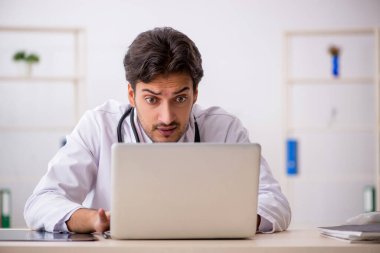 Teletıp konseptinde genç doktor