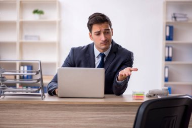 Ofiste çalışan genç işadamı.