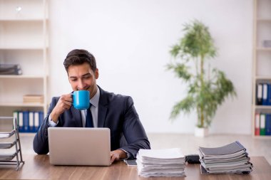 Ofiste çalışan genç işadamı.