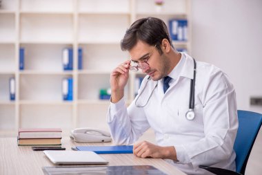 Klinikte çalışan genç bir doktor.