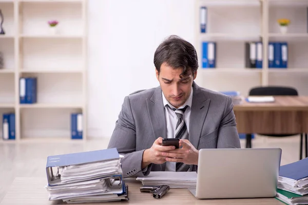 Young Employee Unhappy Excessive Work Office — Stock Photo, Image