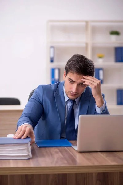 Young Male Employee Too Much Work Workplace — Stock Photo, Image