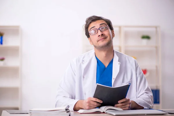Ung Manlig Läkare Som Arbetar Sjukhuset — Stockfoto