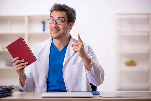 Junge Medizinstudentin Liest Buch Krankenhaus — Stockfoto