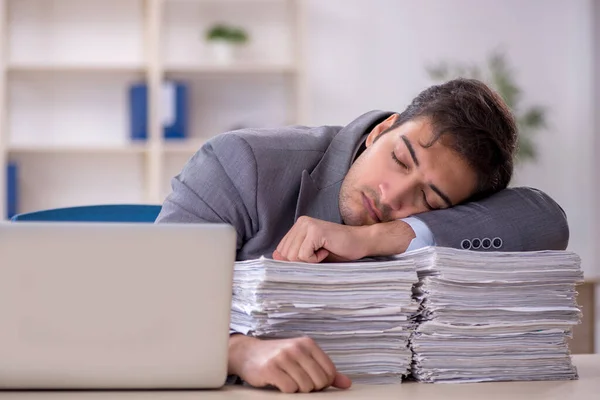 Empleado Joven Negocios Demasiado Trabajo Oficina — Foto de Stock