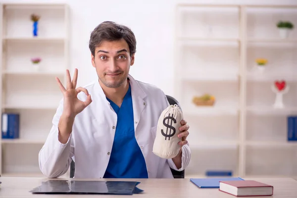 Hastanede Para Çantası Tutan Genç Bir Doktor — Stok fotoğraf