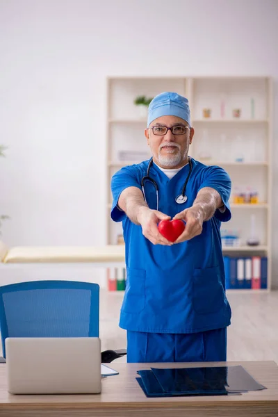 Kardiolog Pracujący Klinice — Zdjęcie stockowe