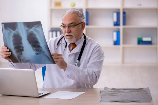 Старый Врач Рентгенолог Работает Клинике — стоковое фото