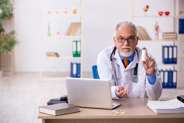 Alter Arzt Arbeitet Der Klinik — Stockfoto