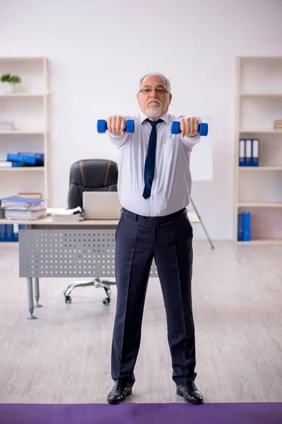 Starý Muž Zaměstnanec Dělá Sportovní Cvičení Během Přestávky — Stock fotografie