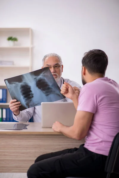 Jonge Patiënt Bezoek Bij Oude Arts Radioloog — Stockfoto