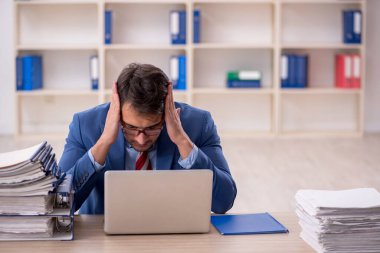 Genç işadamı işyerinde oturuyor.