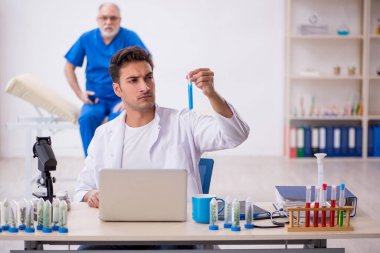 Uyuşturucu sentezi konseptinde iki kimyager.