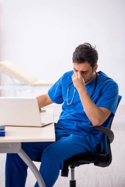 Hastanede çalışan genç bir doktor.