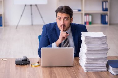 Genç işadamı işyerinde aşırı çalışmaktan memnun değil.