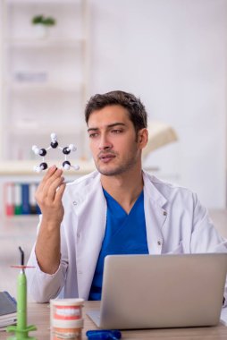 Hastanede çalışan genç bir dişçi.