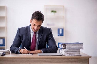 İş yerinde çalışan genç bir işadamı