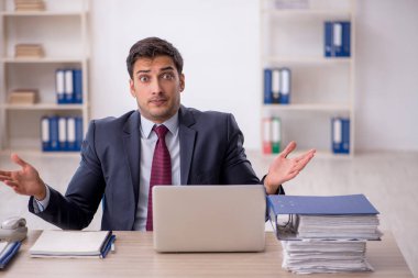 İş yerinde çalışan genç bir işadamı