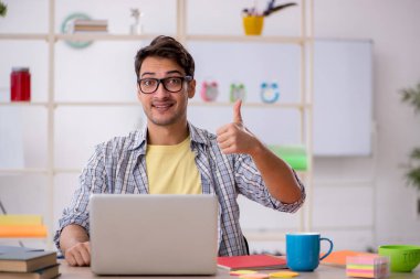 Salgın sırasında evden çalışan genç bir serbest çalışan.