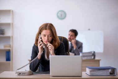 İki meslektaş iş yerinde oturuyor.