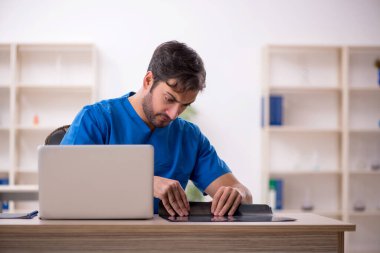 Klinikte çalışan genç bir radyolog.