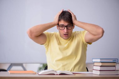 Sınıfta oturan genç öğrenci.