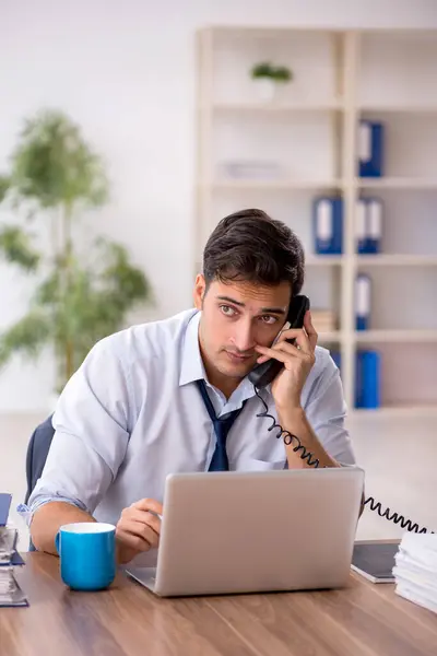 Empleado Joven Empresario Que Trabaja Oficina —  Fotos de Stock