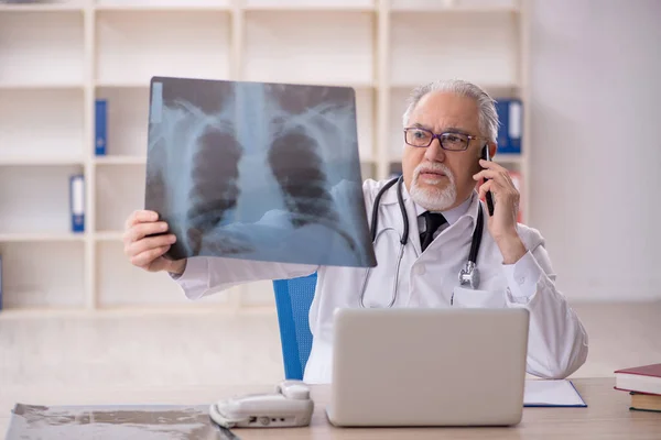 Starszy Lekarz Radiolog Pracujący Klinice — Zdjęcie stockowe