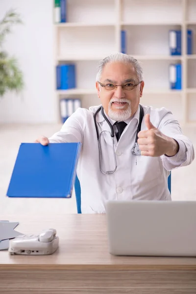 Aged Male Doctor Working Clinic — Stock Photo, Image