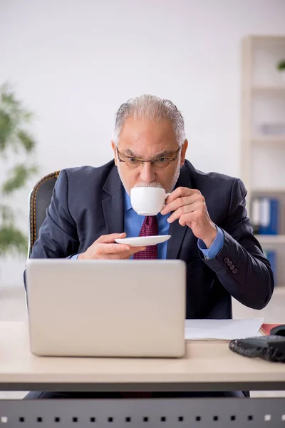 Vieil Homme Affaires Employé Boire Café Pendant Pause — Photo