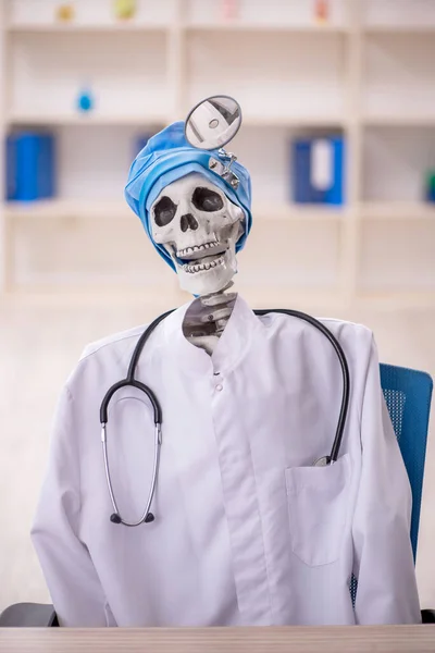 Vicces Ördögi Orvos Dolgozik Kórházban — Stock Fotó