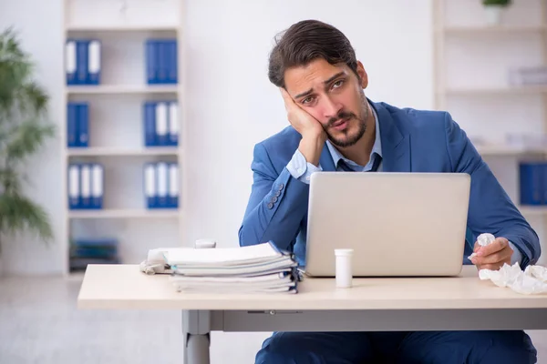 Empleado Joven Empresario Que Sufre Lugar Trabajo — Foto de Stock