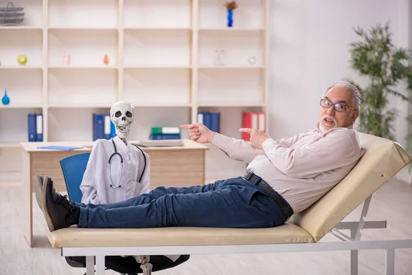 Gammal Patient Besöker Skelett Läkare — Stockfoto