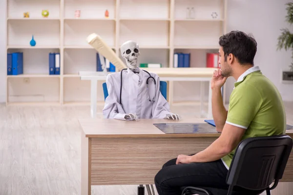 Jovem Paciente Visitando Médico Esqueleto — Fotografia de Stock