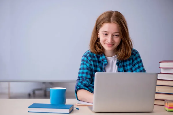 Jovem Estudante Preparando Para Exames Sala Aula — Fotografia de Stock