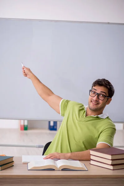 Ung Student Sitter Klassrummet Framför Whiteboard — Stockfoto