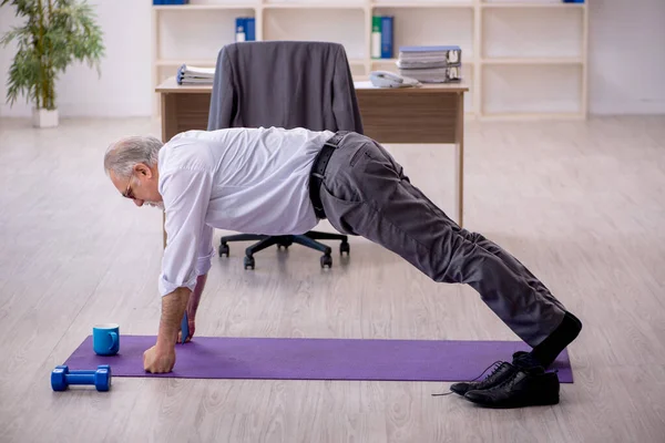 Vecchio Dipendente Che Esercizi Sportivi Durante Pausa — Foto Stock