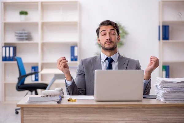 Jonge Zakenman Veel Werk Werkplek — Stockfoto