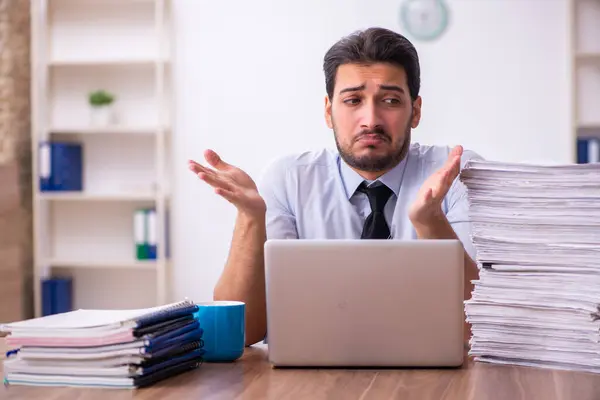 Junge Männliche Angestellte Unzufrieden Mit Exzessiver Arbeit Büro — Stockfoto