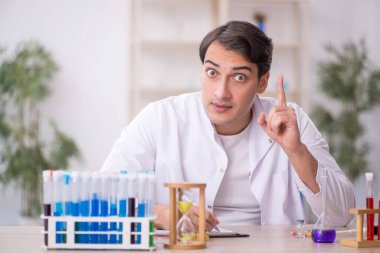 Laboratuvarda çalışan genç bir kimyager.