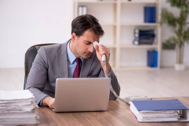 İş yerinde çalışan genç bir işadamı