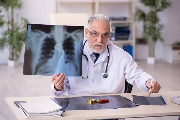 Старый Врач Рентгенолог Работает Больнице — стоковое фото