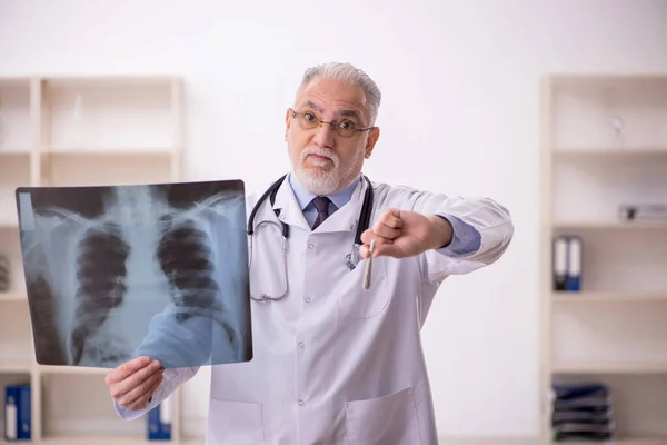 Старый Врач Рентгенолог Работает Больнице — стоковое фото