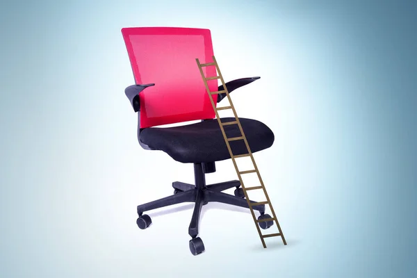 Kantoorstoel Met Ladder Het Loopbaanconcept — Stockfoto