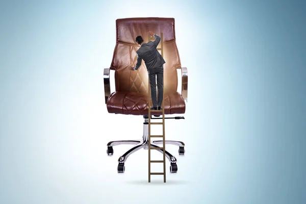 商界人士在职业化的概念中爬上了椅子 — 图库照片